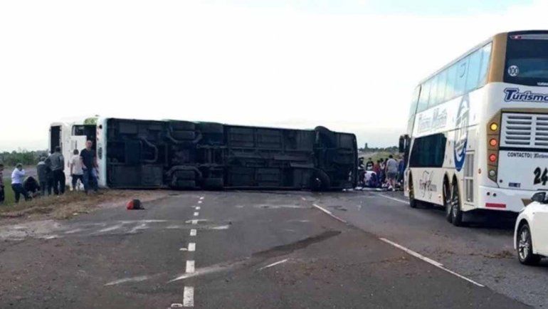 Trágico viaje de egresados: dos muertos y varios heridos tras un vuelco