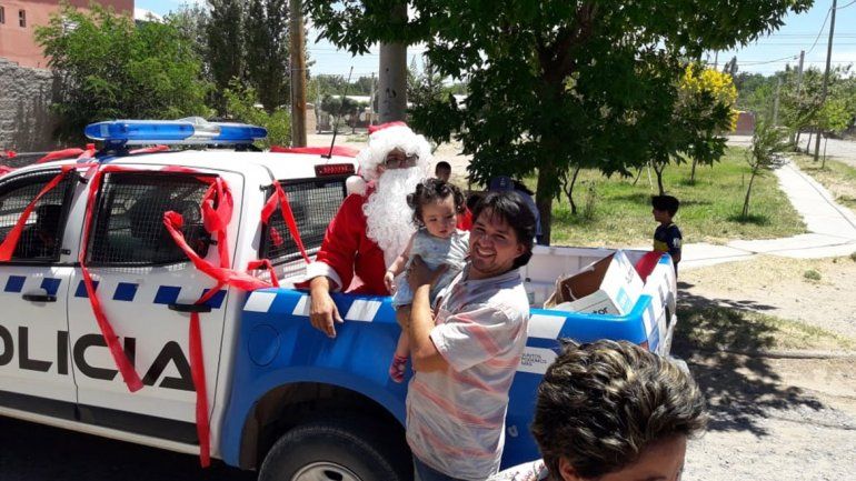 Papá Noel recorrió los barrios del oeste de la ciudad