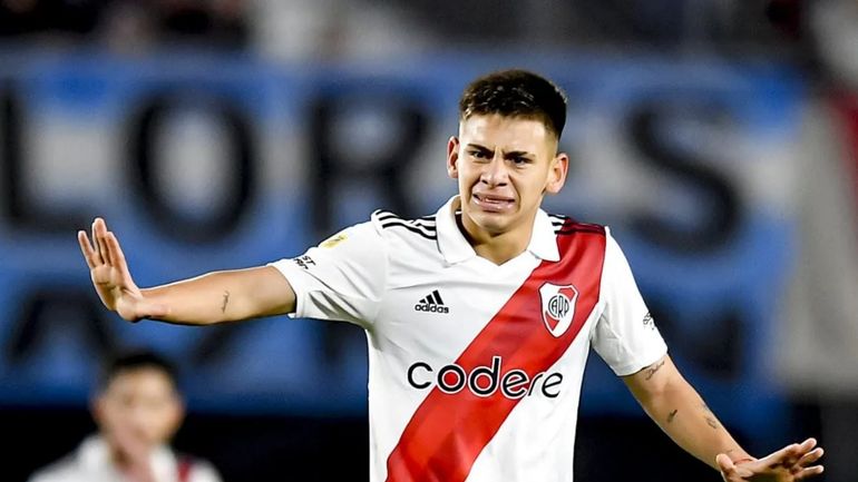 La particular reacción de los hinchas de River ante la vuelta del Diablito Echeverri