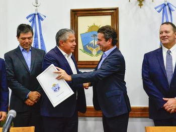 El acuerdo fue firmado en Neuquén por el gobernador Figueroa, el gerente global de Fusiones y Adquisiciones de ExxonMobil, Mickey Johnson, y el gerente general de Pluspetrol Argentina, Julián Escuder.