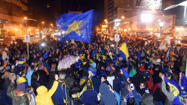 Una marea azul y oro inundó las calles neuquinas a pesar del frío y la lluvia.&nbsp;