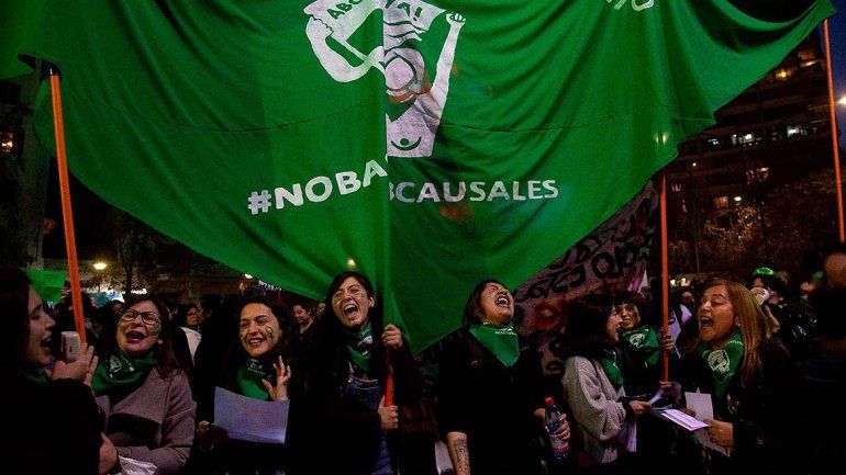 Apuñalaron a 3 mujeres durante una marcha por el aborto en Chile