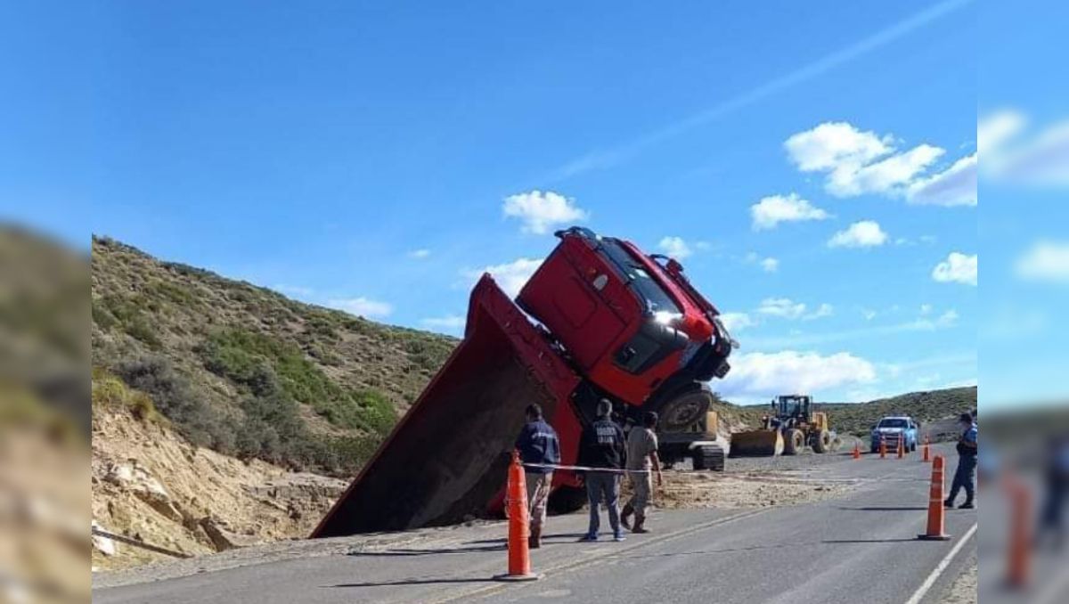¡Hizo la vertical! Un camión cayó en las obras de la Ruta 40