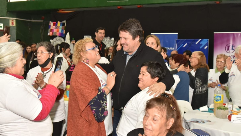 El estadio Ruca Che fue una fiesta para 1400 abuelos