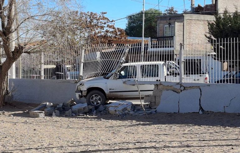 Fuertísimo choque: una camioneta se estrelló contra la reja de una escuela