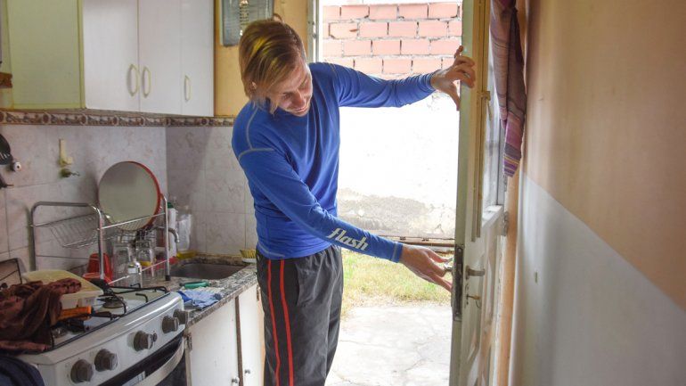 Esteban le mostró a LM Neuquén cómo forzaron la puerta de su casa.