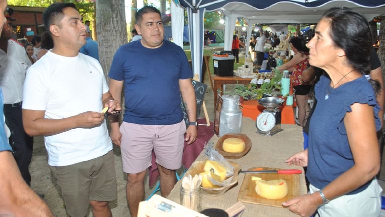 Javier Hullipan recorriendo stands en la Expo junto al intendente de San Patricio del Chañar, Gonzalo Nuñez.