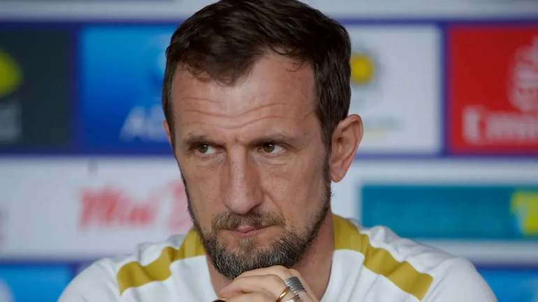 Arruabarrena actualmente dirige a la selección de fútbol de Emiratos Árabes Unidos. Arruabarrena actualmente dirige a la selección de fútbol de Emiratos Árabes Unidos.