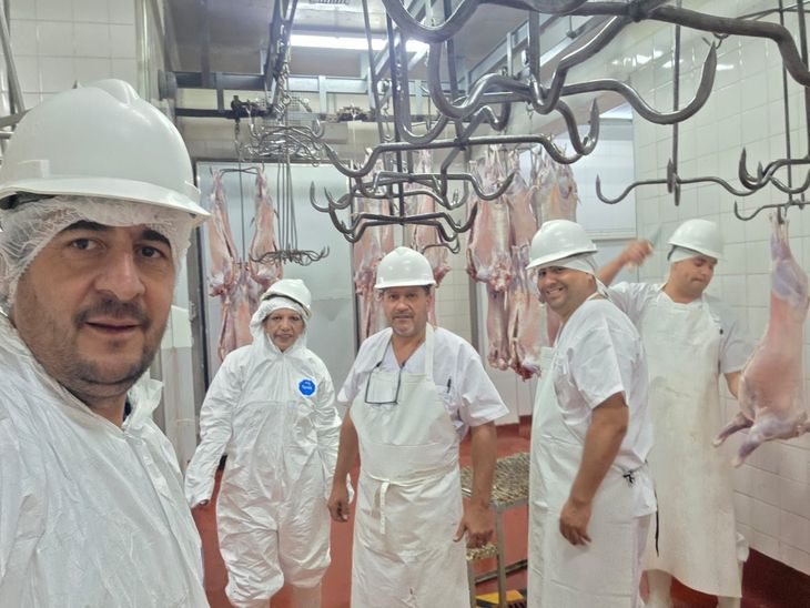 Unos de los responsables de llevar el chivito a cada una de la mesa de los argentinos: los trabajadores. Unos de los responsables de llevar el chivito a cada una de la mesa de los argentinos: los trabajadores.