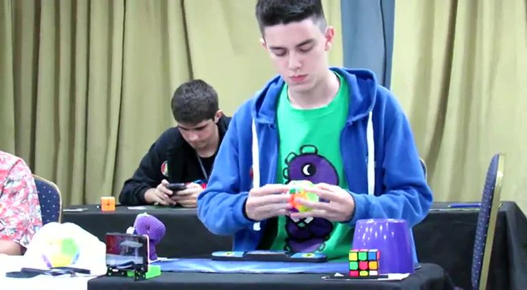 Un argentino batió el récord Guinness de armar el cubo de Rubik