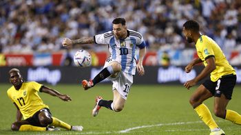 Entró Messi, hizo 2 goles en un ratito y Argentina ganó