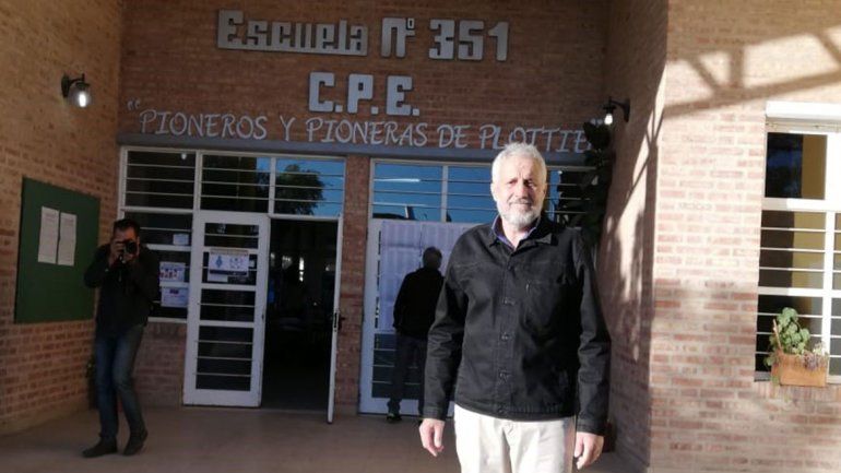 Peressini, el primero en votar: llegó temprano y abrió la mesa