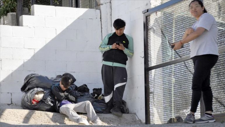 Los hijos de la docente desalojada y una allegada, en el frente de la casa de Comodoro Rivadavia. Los hijos de la docente desalojada y una allegada, en el frente de la casa de Comodoro Rivadavia.