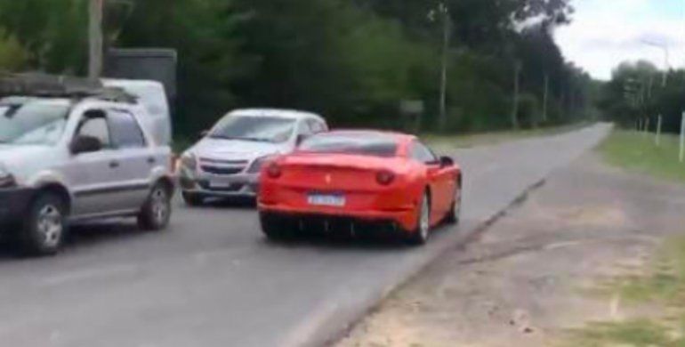 La Ferrari roja con la que Tevez fue al entrenamiento.