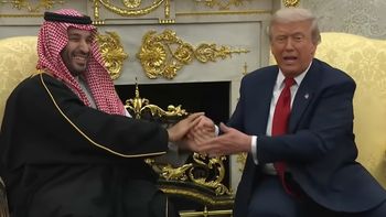 Donald Trump dejó de lado por un momento el protocolo en el Salón Oval de la Casa Blanca en la reunión con el príncipe heredero saudita. Donald Trump dejó de lado por un momento el protocolo en el Salón Oval de la Casa Blanca en la reunión con el príncipe heredero saudita.