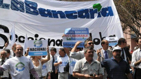Bancarios cerraron la paritaria con aumento del 60% y un bono de $170 mil