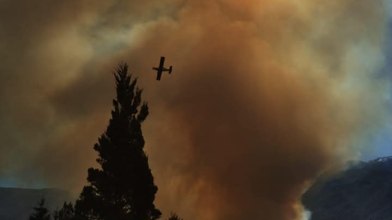 Numerosos brigadistas, con apoyo aéreo, combaten los incendios en la Patagonia / Foto