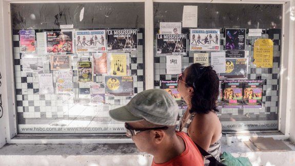 Aunque muchos peatones pasan sin mirar, otros se detienen unos segundos a observar algo que los atrae. Así, los afiches se duplican semana a semana en la esquina de Rivadavia y Av. Argentina.