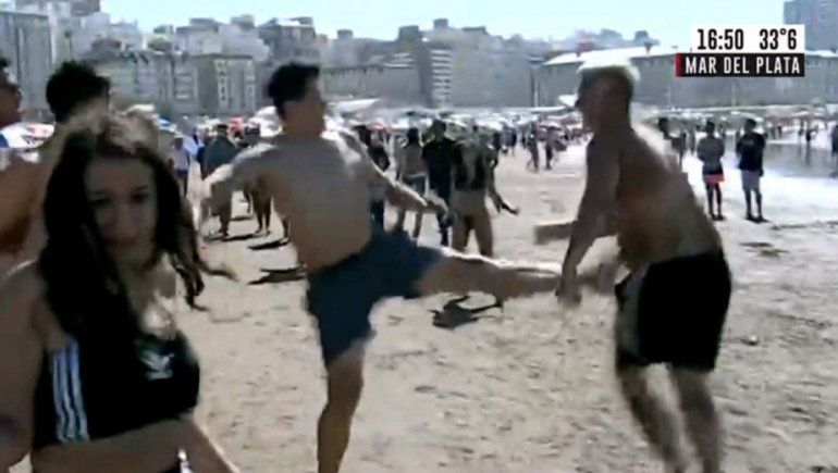 Video: un picado en la playa terminó en batalla campal