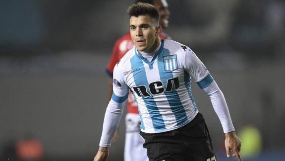 En el último partido en Racing, Acuña se lució con un gol ante Independiente Medellín de Colombia. Arriba, a la derecha, en sus inicios en Don Bosco. Abajo, presencia en la Selección.