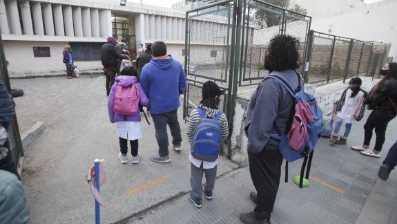 Vuelta a las aulas: ¿Cuántos docentes y alumnos están vacunados en Neuquén?