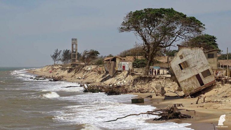 Una ciudad brasileña está cayendo al mar y desaparece de a poco