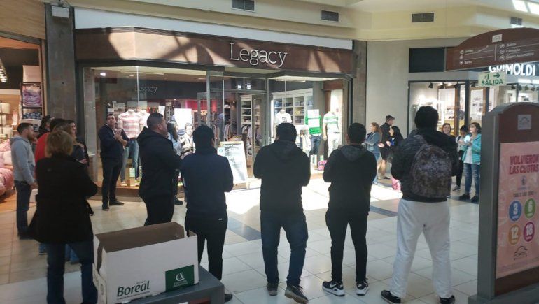 Protestan en un local de ropa por despidos y adeudamiento de sueldos