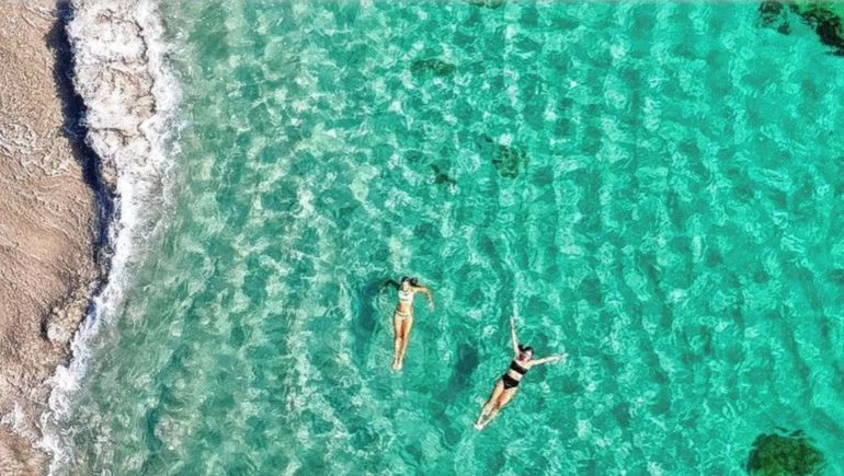 El mar cristalino de Bahía Bustamante
