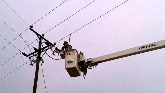 Un operario recibió una descarga eléctrica y se salvó de milagro