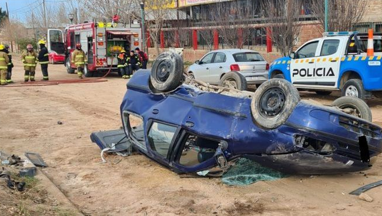 Salió despedido de la Ruta 22 y volcó en una calle lateral
