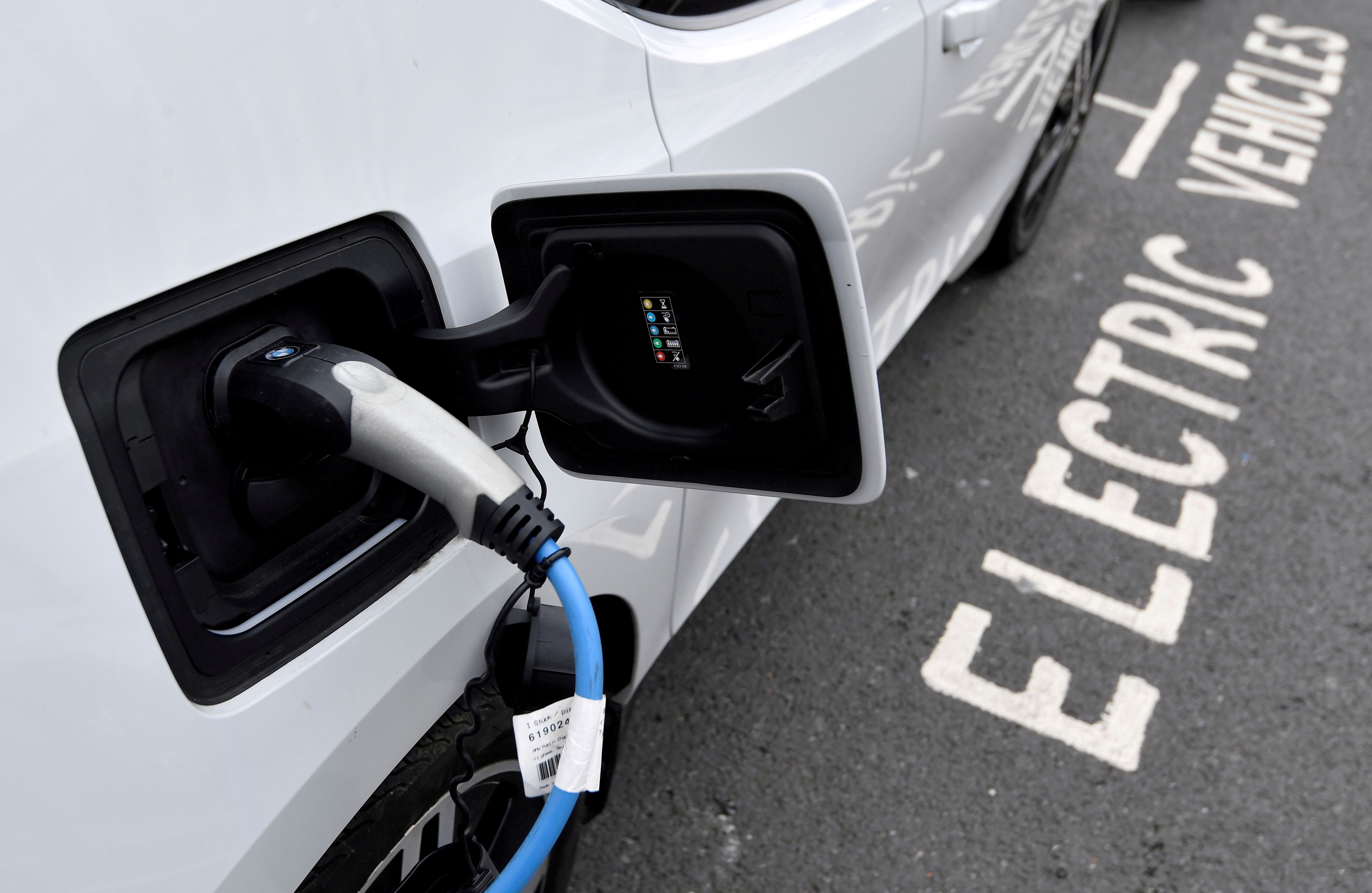 FOTO DE ARCHIVO: Un auto eléctrico está conectado a una toma de corriente para vehículos eléctricos junto a la carretera, Londres. 19 de octubre de 2021. REUTERS/Toby Melville/File Photo/File Photo