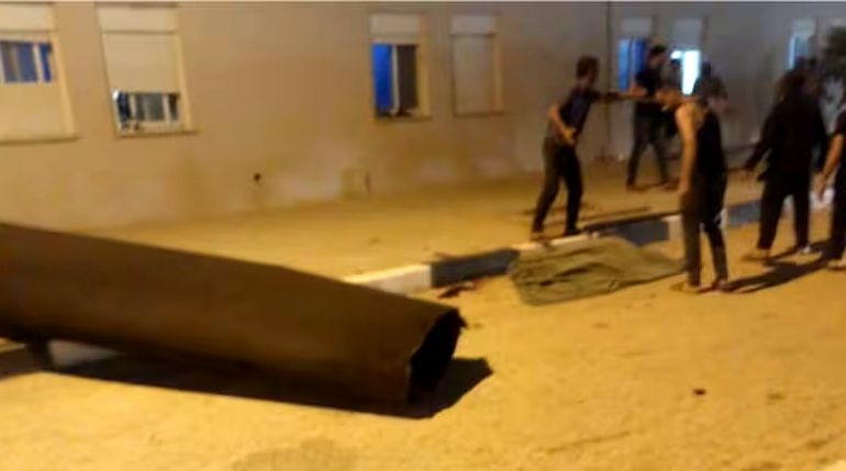 El fragmento del misil y el cuerpo del palestino de Gaza. El fragmento del misil y el cuerpo del palestino de Gaza.