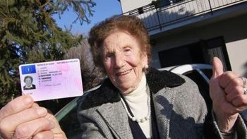 Tiene 100 años, renovó el carnet de conducir y se hizo viral
