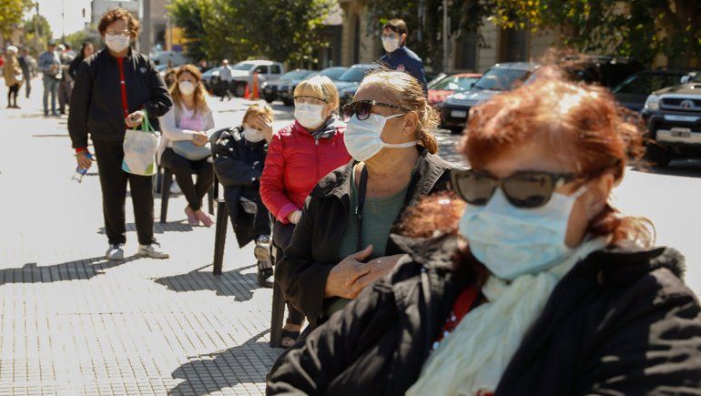 Máximo de muertes en un día: murieron 14 personas y son 1894 los casos en el país