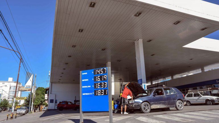 Hubo bronca, pero la gente igual cargó  nafta más cara