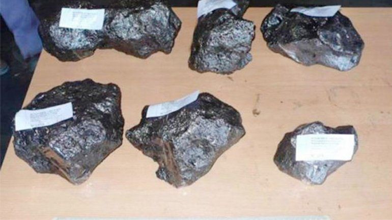 Restos de meteoritos incautados por efectivos de Prefectura Naval que actuaron en Santiago del Estero.
