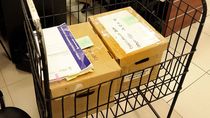 El juicio por la estafa con planes sociales tiene enormes carpetas y cajas con expedientes.