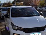 Crece la polémica taxi vs uber. Los tacheros ponen el grito en el cielo.