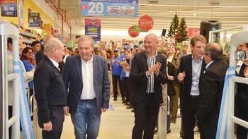 El vicegobernador Pesatti y el intendente Amati, junto a Federico Braun, presidente de la empresa, encabezaron la inauguración de la sucursal de Fernández Oro. 