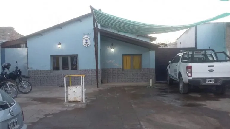 La comisaría 43 realizó las diligencias ordenadas por la fiscalía de Cinco Saltos que está a cargo de la investigación. La comisaría 43 realizó las diligencias ordenadas por la fiscalía de Cinco Saltos que está a cargo de la investigación.