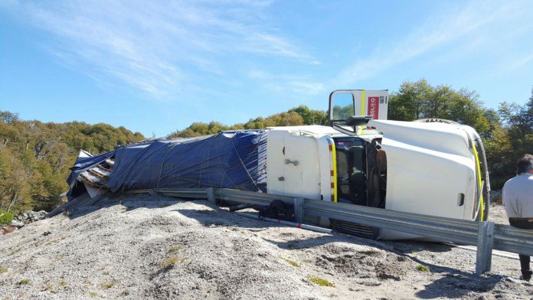 El camión quedó a metros de una ladera.