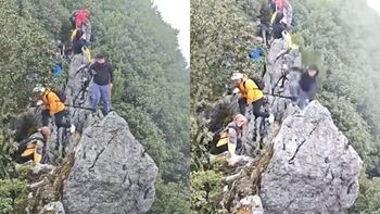 El hombre se subióe a una roca para tomarse una selfie pero cayó abruptamente al perder el equilibrio. El hombre se subióe a una roca para tomarse una selfie pero cayó abruptamente al perder el equilibrio.