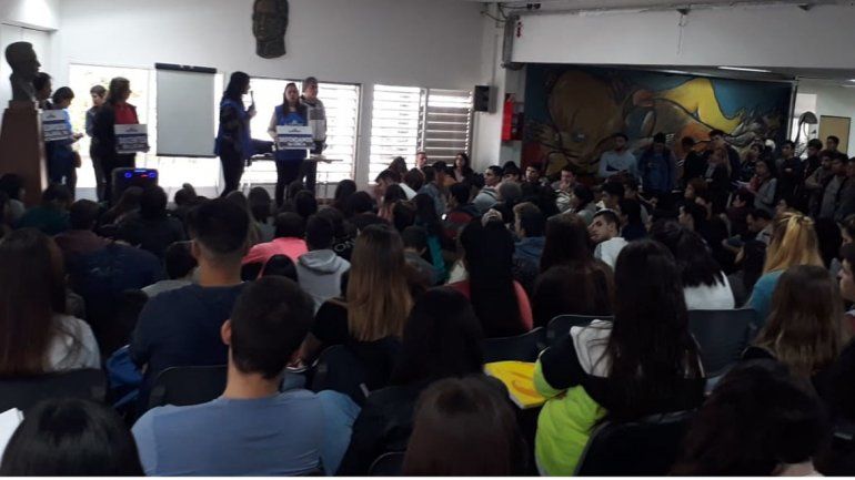 Docentes de la UNCo realizaron clases públicas en la semana de paro