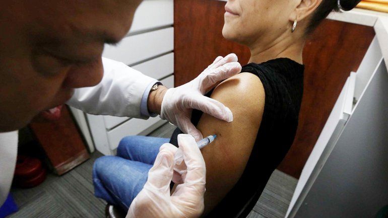 Recomiendan que la población que no esté en riesgo de todos modos concurra a colocarse la vacuna para prevenir el contagio.