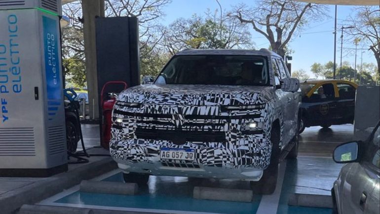 La Volkswagen Amarok 2027, fotografiada en Argentina con camuflaje. La Volkswagen Amarok 2027, fotografiada en Argentina con camuflaje.