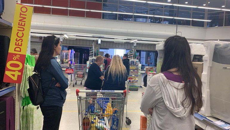 Revuelo en un súper por una mujer que volvió de Europa y hacía las compras