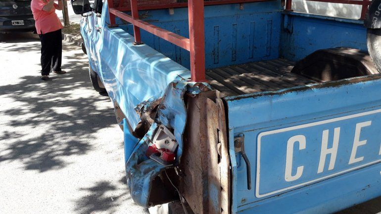 Un camión chocó a tres autos en tres cuadras y se dio a la fuga