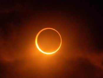 Un eclipse solar total ocurre cuando la Luna se alinea entre la Tierra y el Sol, bloqueando por completo la luz solar durante unos minutos. Un eclipse solar total ocurre cuando la Luna se alinea entre la Tierra y el Sol, bloqueando por completo la luz solar durante unos minutos.