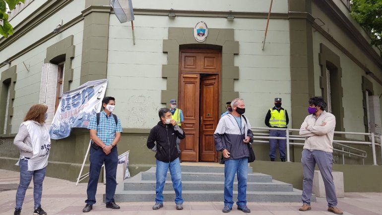 Los jubilados reclaman el pago del bono que fue otorgado a los estatales