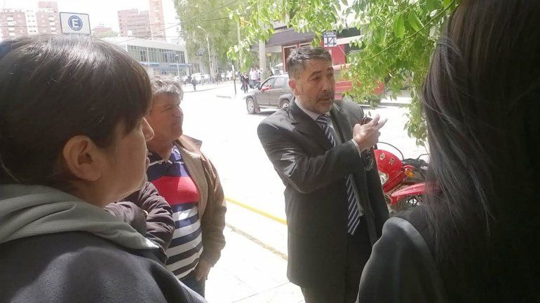 El fiscal le explicó a la familia de la víctima las pruebas contra del acusado.